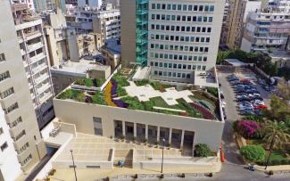 Today, conurbations are faced with considerable issues: Severe rain events, dry periods, overheating and the impact of fine particles Roof garden surrounded by skyscrapers